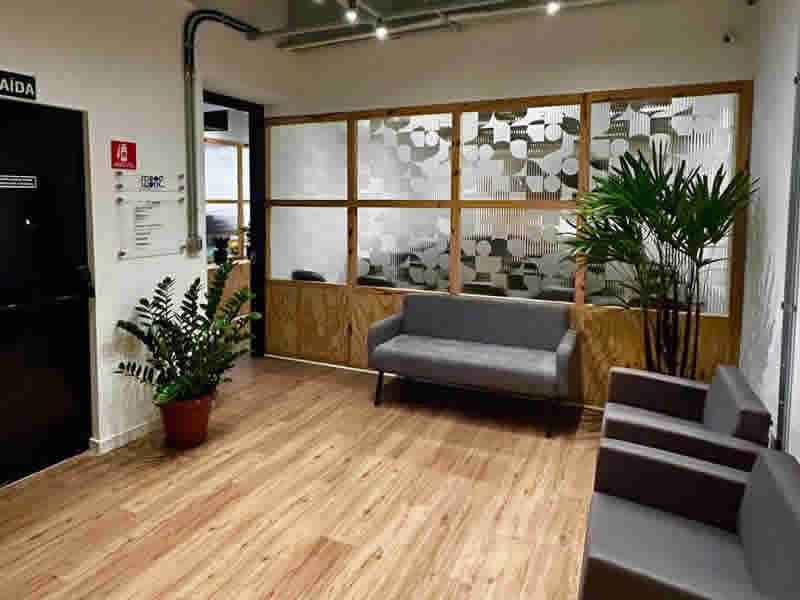 Hall de recepção com sofás e plantas
