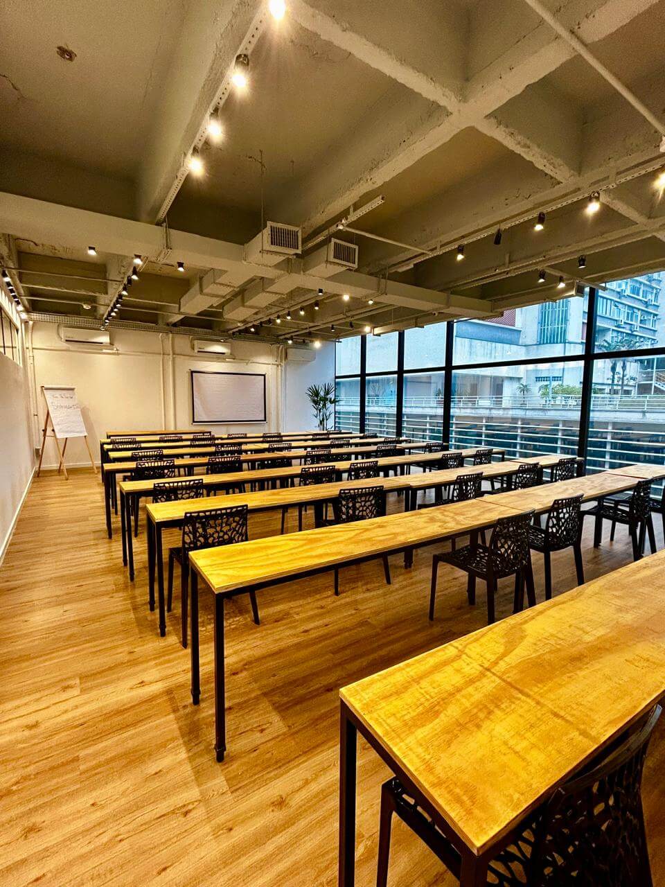 Sala Augusta configurada com mesas e cadeiras