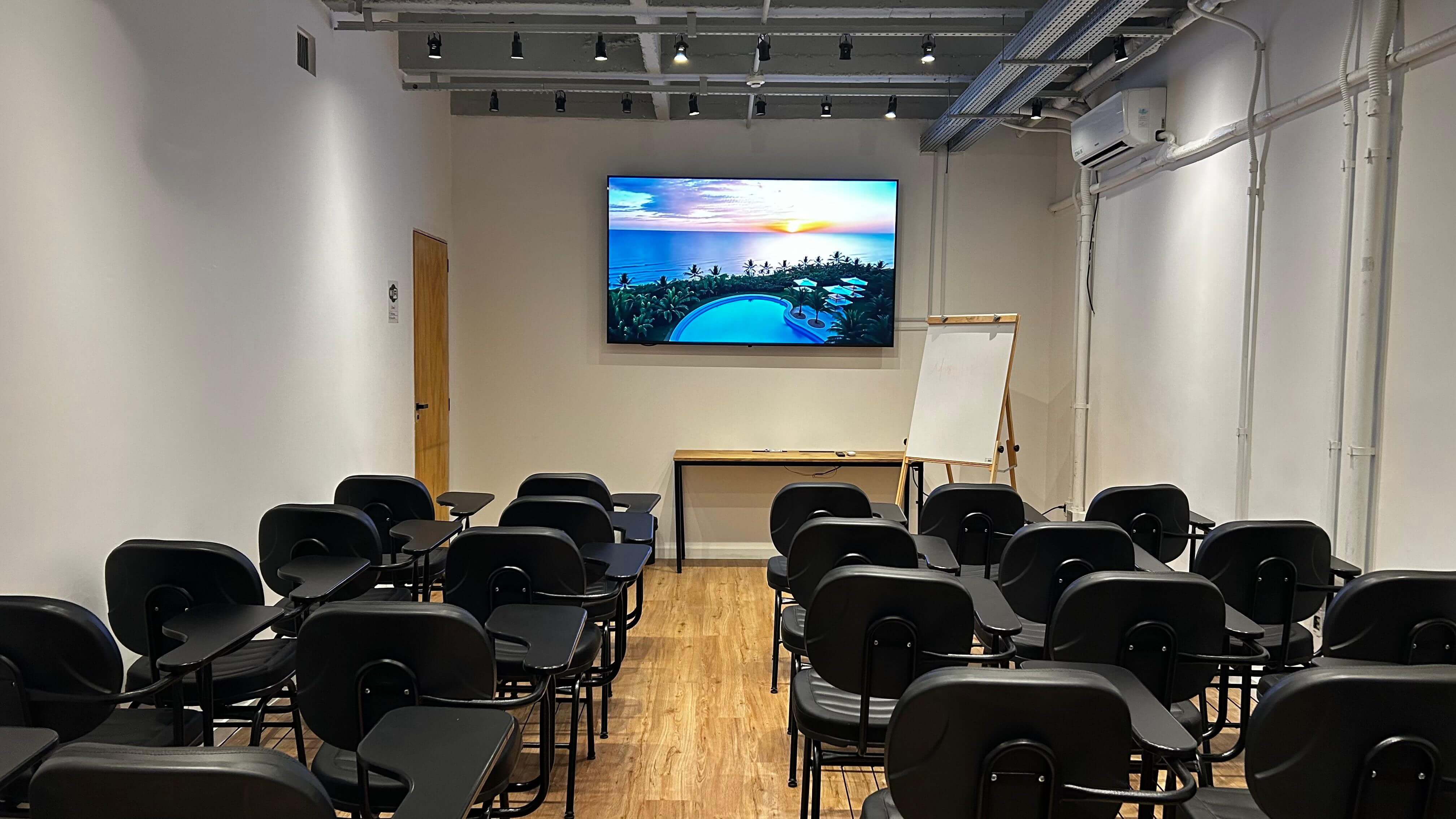 Sala Haddock com display 4K e lousa