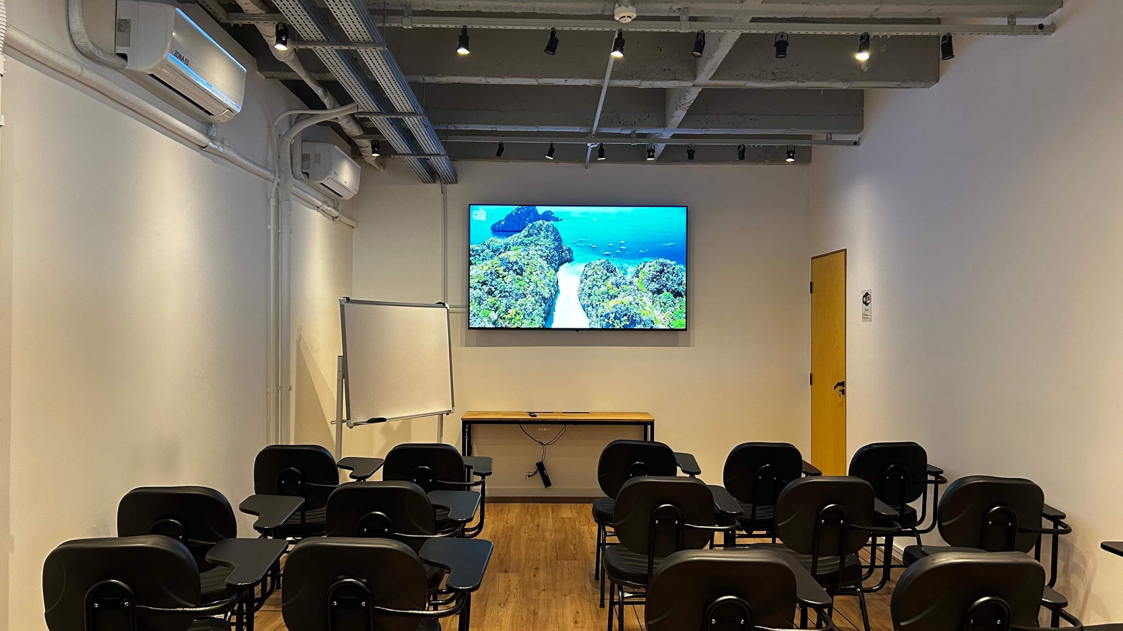 Sala Santos com cadeiras universitárias e display 4K